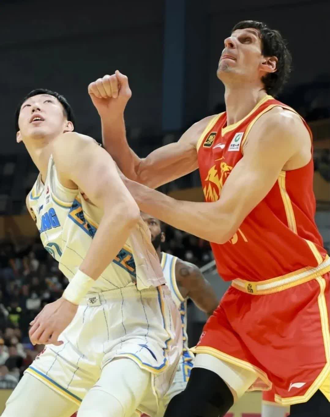 恩比德帮助美国男篮逆转塞尔维亚